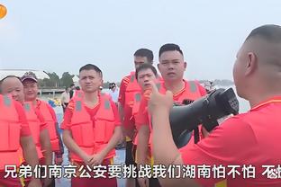国足抵达新加坡，武磊和张琳芃热情为球迷送上签名